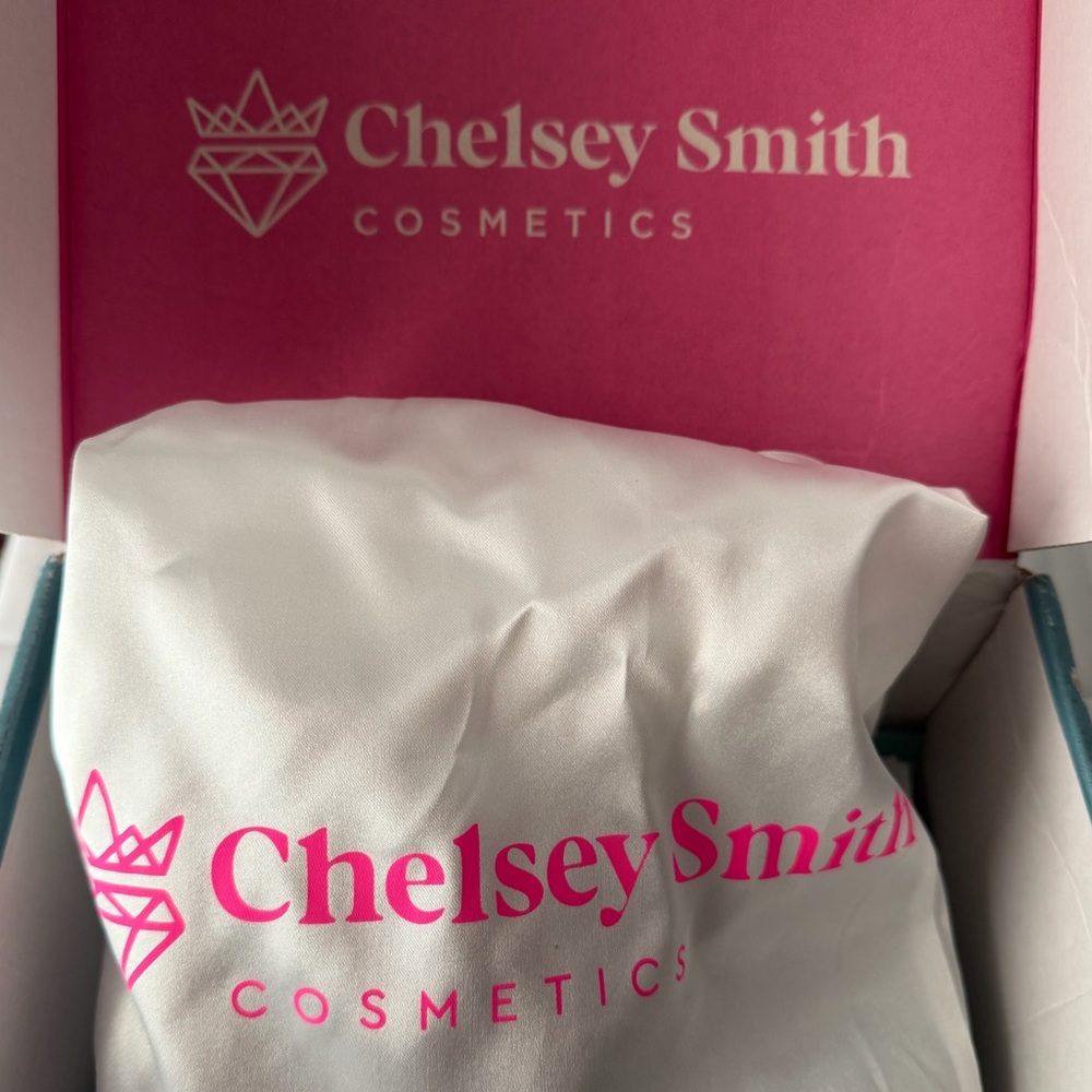 Chelsey Smith Cosmetics Wigs
Never worn
Synthetic Wig